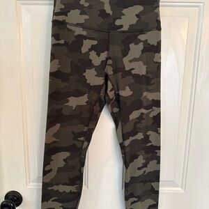 Lululemon Women’s Camouflage Leggings - Size 6 - 25” inseam